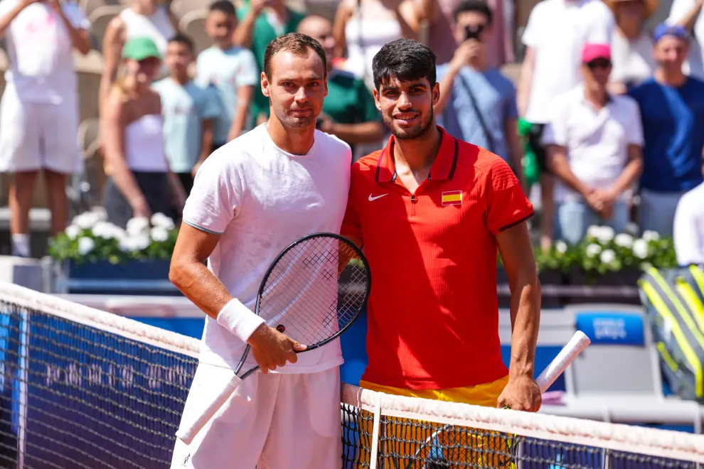 Carlos Alcaraz of Spain pose against Roman Safiullin of Individual Neutral Athlete during Mens Singles Third Round Tennis match on Court Suzanne-Lenglen during the Paris 2024 Olympics Games on July 31, 2024 in Paris, France...AFP7 ..31/07/2024 ONLY FOR USE IN SPAIN [[[EP]]]