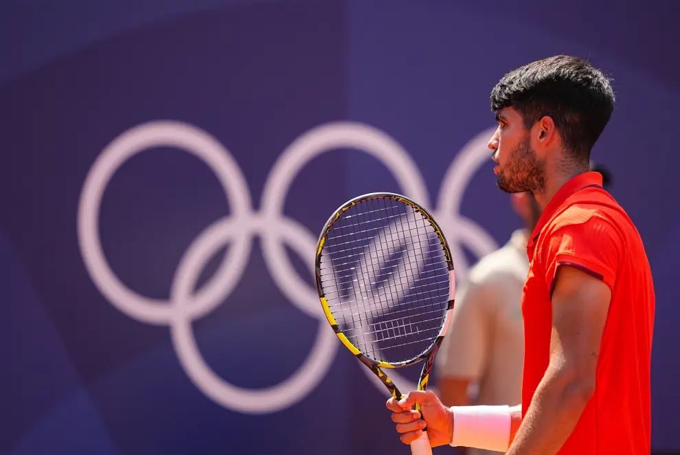 Carlos Alcaraz of Spain looks on against Roman Safiullin of Individual Neutral Athlete during Mens Singles Third Round Tennis match on Court Suzanne-Lenglen during the Paris 2024 Olympics Games on July 31, 2024 in Paris, France...AFP7 ..31/07/2024 ONLY FOR USE IN SPAIN [[[EP]]]