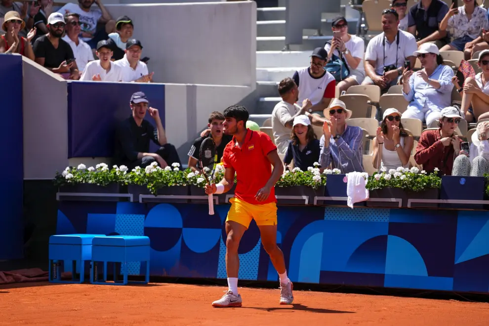 Carlos Alcaraz of Spain looks on against Roman Safiullin of Individual Neutral Athlete during Mens Singles Third Round Tennis match on Court Suzanne-Lenglen during the Paris 2024 Olympics Games on July 31, 2024 in Paris, France...AFP7 ..31/07/2024 ONLY FOR USE IN SPAIN [[[EP]]]