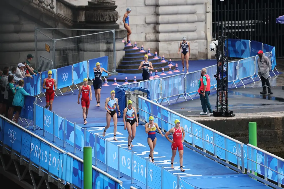 PARÍS, 31/07/2024.- La triatetas se acercan al río Sena para disputar la prueba de triatlón femenino de los Juegos Olímpicos de París 2024 este miércoles en París, Francia. EFE/ Miguel Gutiérrez FRANCIA PARÍS 2024 TRIATLÓN