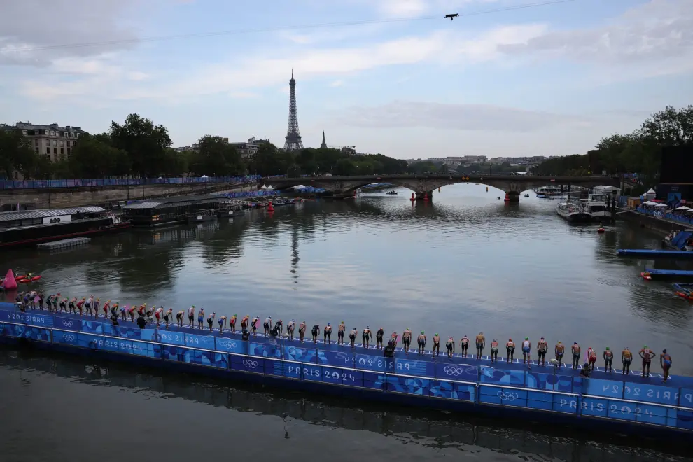 PARÍS, 31/07/2024.- La triatetas se acercan al río Sena para disputar la prueba de triatlón femenino de los Juegos Olímpicos de París 2024 este miércoles en París, Francia. EFE/ Miguel Gutiérrez
 FRANCIA PARÍS 2024 TRIATLÓN