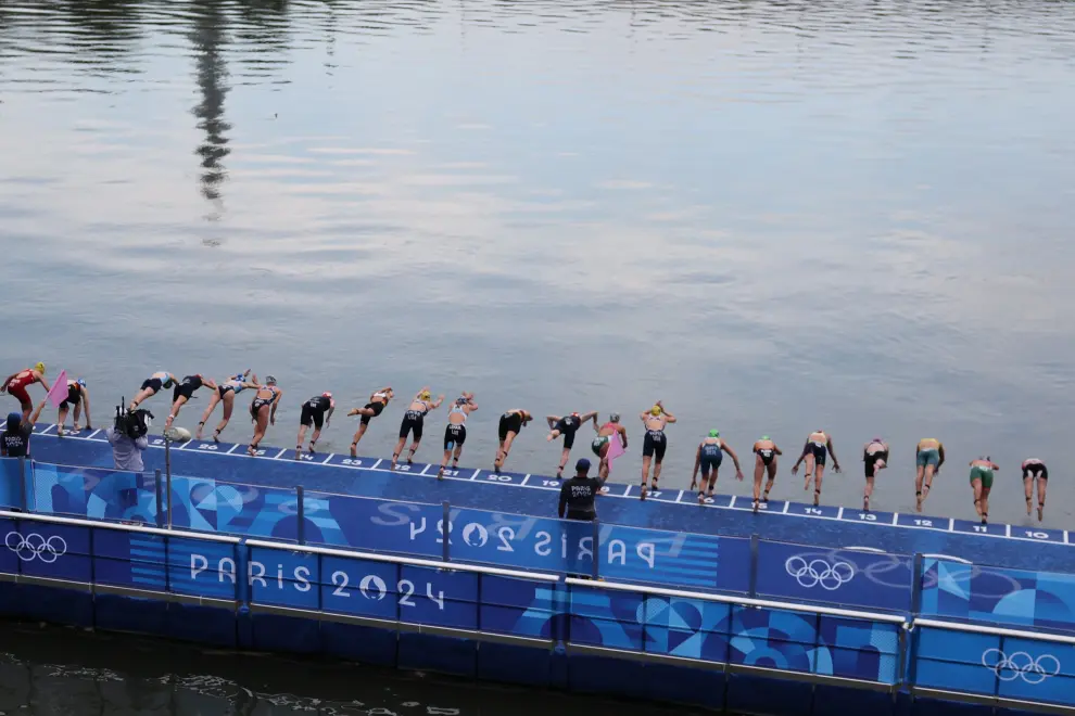 PARÍS, 31/07/2024.- Miembros de la organización recorren el curso del río Sena por donde se va a desarrollar la competición antes del inicio de la prueba de triatlón femenino de los Juegos Olímpicos de París 2024 este miércoles en París, Francia. EFE/ Miguel Gutiérrez
 FRANCIA PARÍS 2024 TRIATLÓN