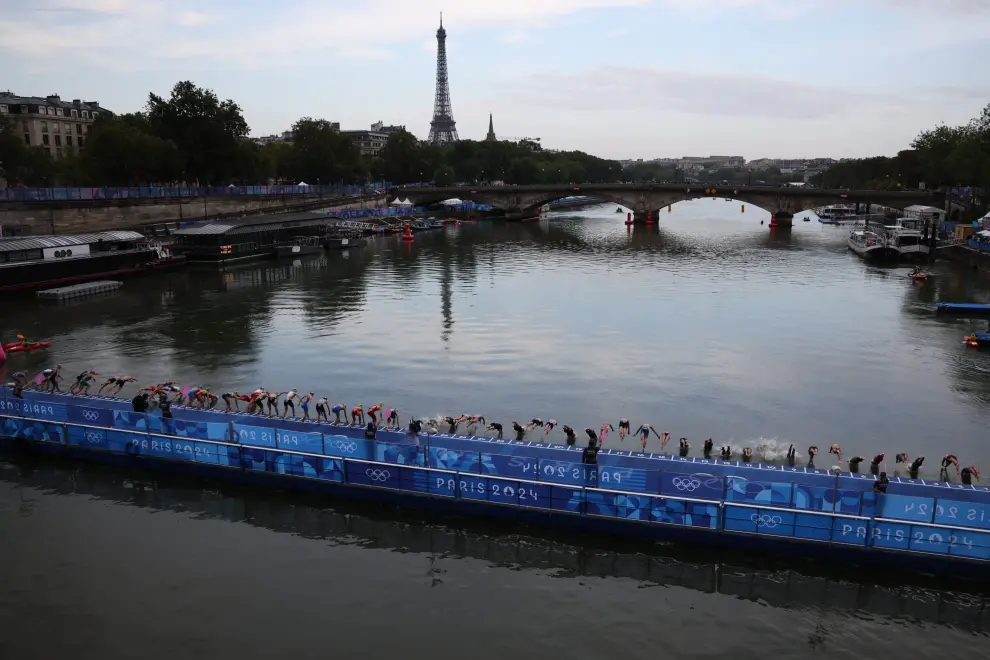 PARÍS, 31/07/2024.- La triatetas se lanzan al río Sena para disputar la primera etapa de la prueba de triatlón femenino de los Juegos Olímpicos de París 2024 este miércoles en París, Francia. EFE/ Miguel Gutiérrez
 FRANCIA PARÍS 2024 TRIATLÓN