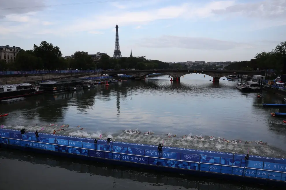 PARÍS, 31/07/2024.- La triatetas se lanzan al río Sena para disputar la primera etapa de la prueba de triatlón femenino de los Juegos Olímpicos de París 2024 este miércoles en París, Francia. EFE/ Miguel Gutiérrez
 FRANCIA PARÍS 2024 TRIATLÓN