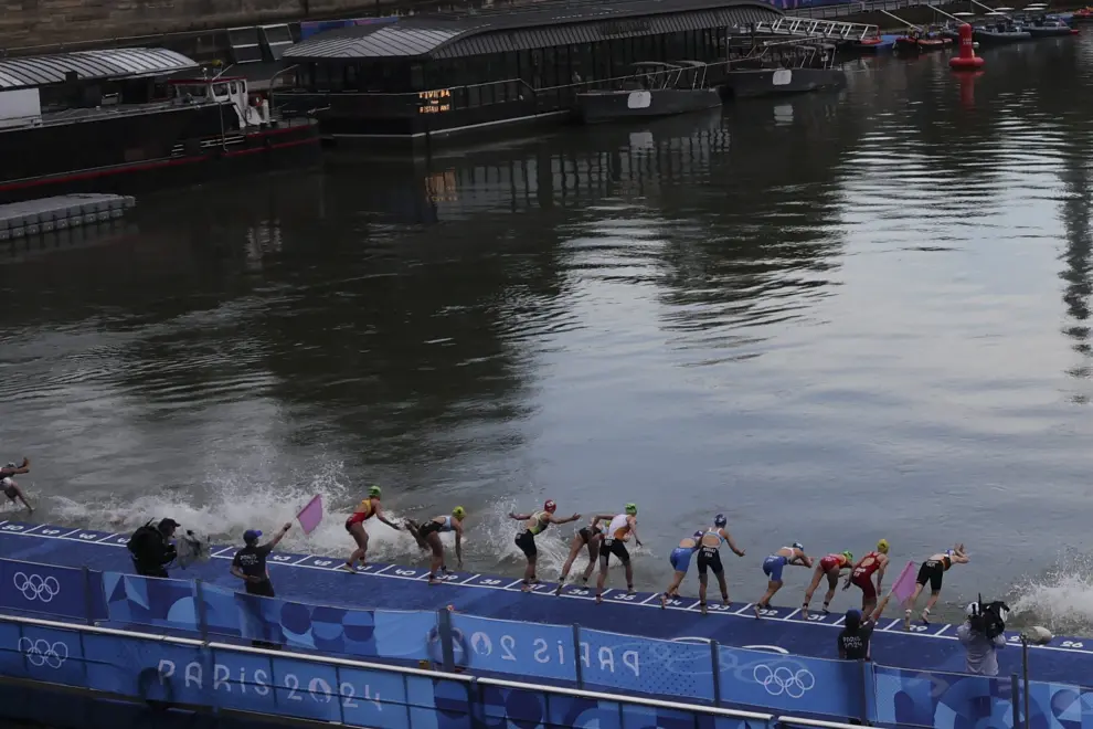 PARÍS, 31/07/2024.- La triatetas se lanzan al río Sena para disputar la primera etapa de la prueba de triatlón femenino de los Juegos Olímpicos de París 2024 este miércoles en París, Francia. EFE/ Miguel Gutiérrez
 FRANCIA PARÍS 2024 TRIATLÓN