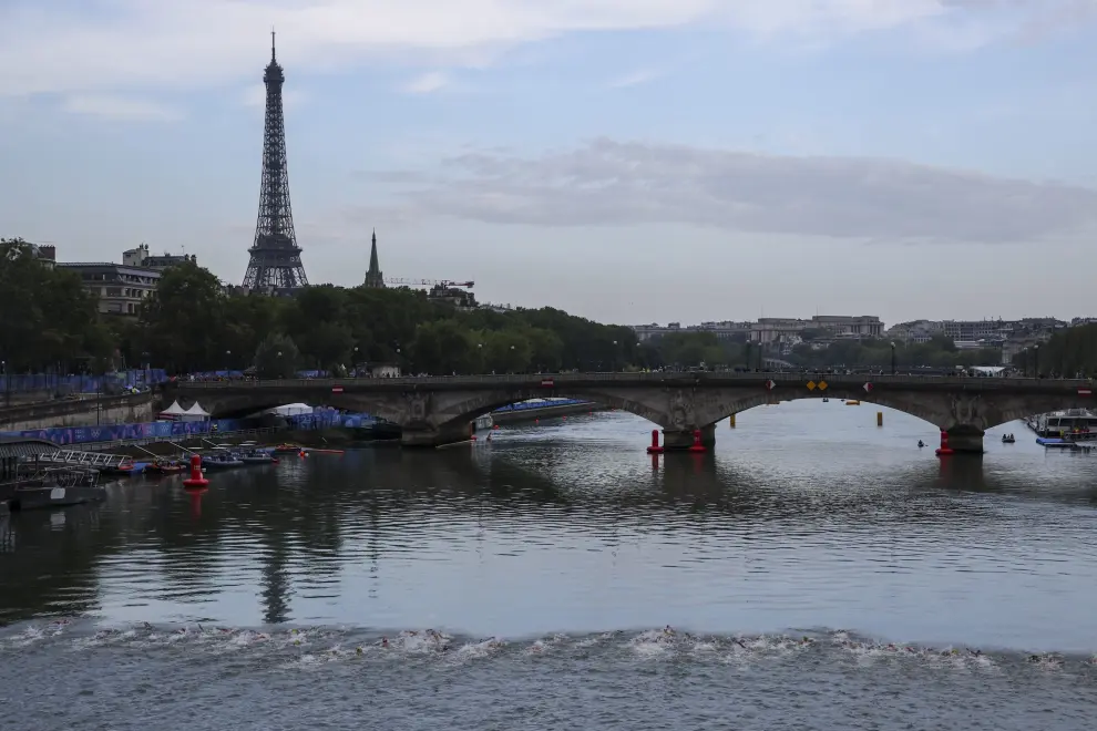 PARÍS, 31/07/2024.- Las triatletas españolas (i y 3d) junto al resto de participantes se lanzan al río Sena para disputar la primera etapa de la prueba de triatlón femenino de los Juegos Olímpicos de París 2024 este miércoles en París, Francia. EFE/ Miguel Gutiérrez FRANCIA PARÍS 2024 TRIATLÓN