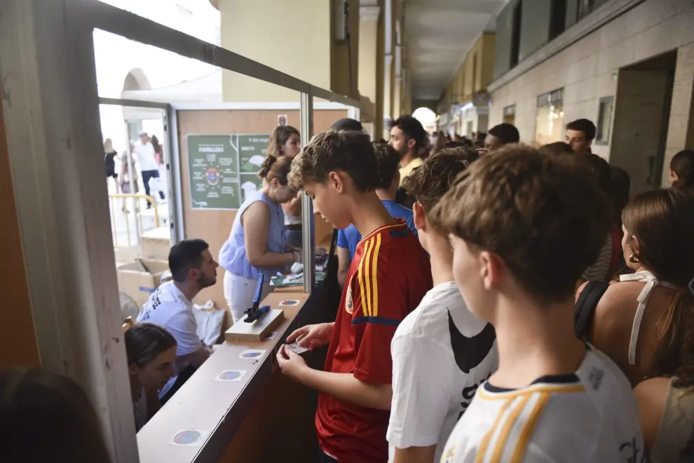 Campaña de socios de las peñas de Huesca para San Lorenzo.