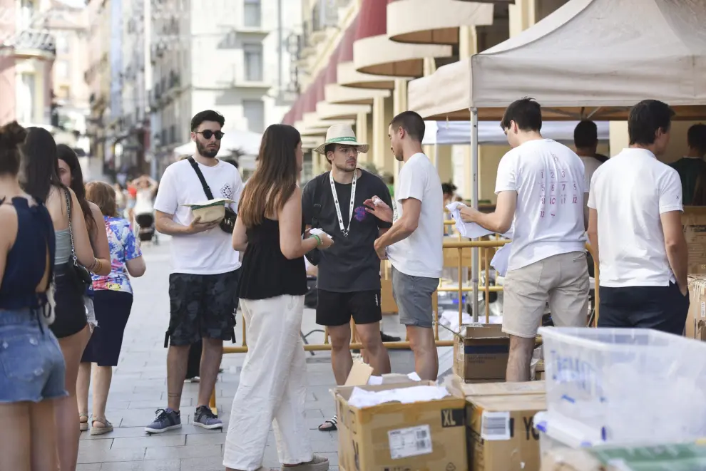 Campaña de socios de las peñas de Huesca para San Lorenzo.