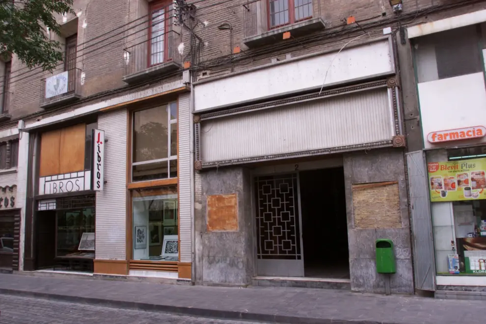 Palacio de Fuenclara, con los comercios gráficos en los locales, a finales de los 90.