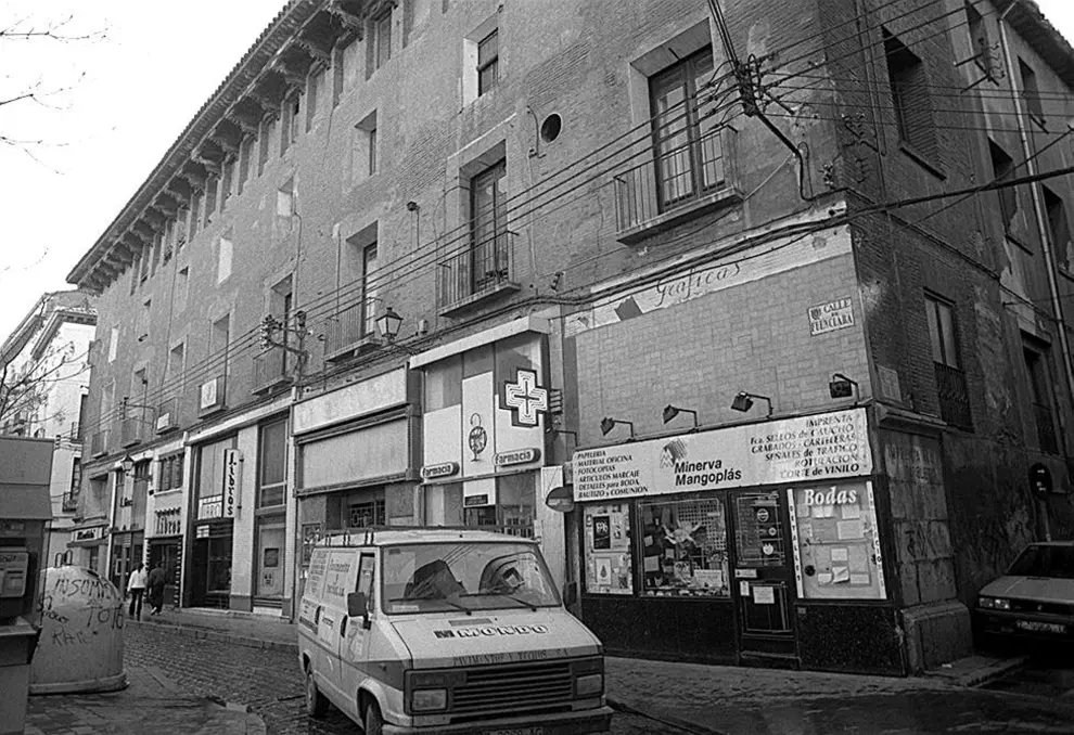 Palacio de Fuenclara, con los comercios gráficos en los locales, en la década de los 90.