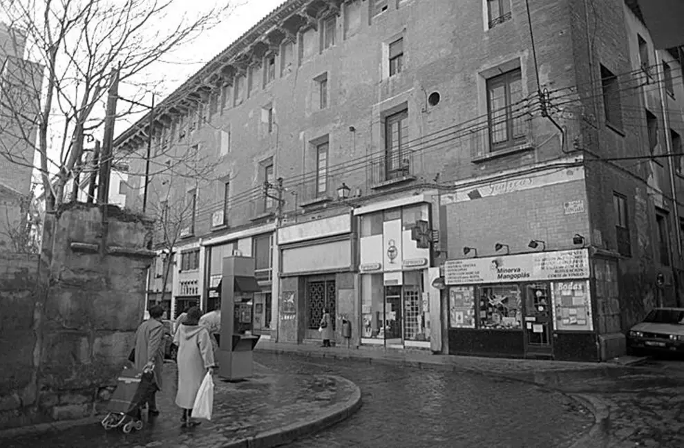 Palacio de Fuenclara, con los comercios gráficos en los locales, en la década de los 90.