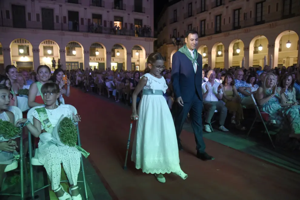 La plaza de López Allué estuvo de nuevo abarrotada para dar la bienvenida a las mairalesas y el mainate de las Fiestas de San Lorenzo 2024 de Huesca.