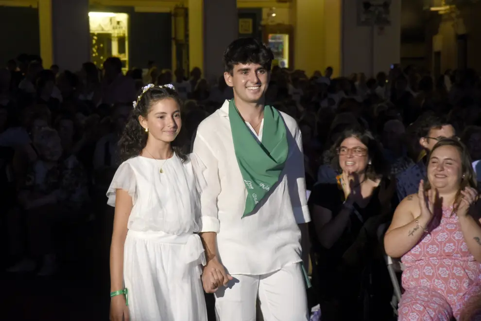 La plaza de López Allué estuvo de nuevo abarrotada para dar la bienvenida a las mairalesas y el mainate de las Fiestas de San Lorenzo 2024 de Huesca.