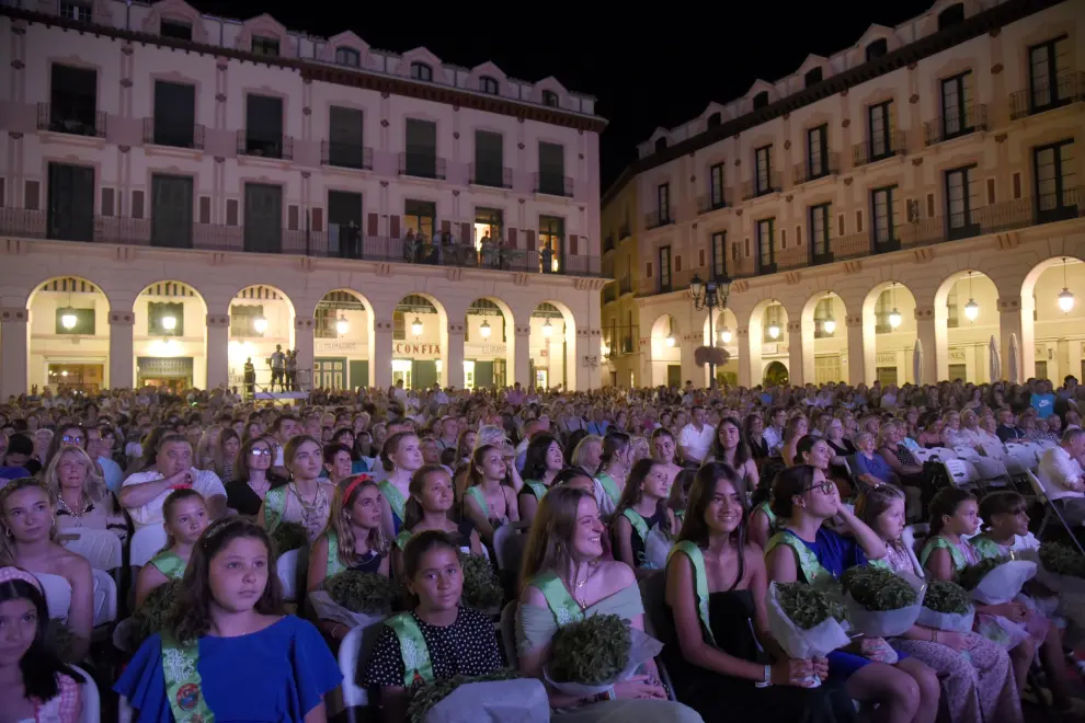 La plaza de López Allué estuvo de nuevo abarrotada para dar la bienvenida a las mairalesas y el mainate de las Fiestas de San Lorenzo 2024 de Huesca.