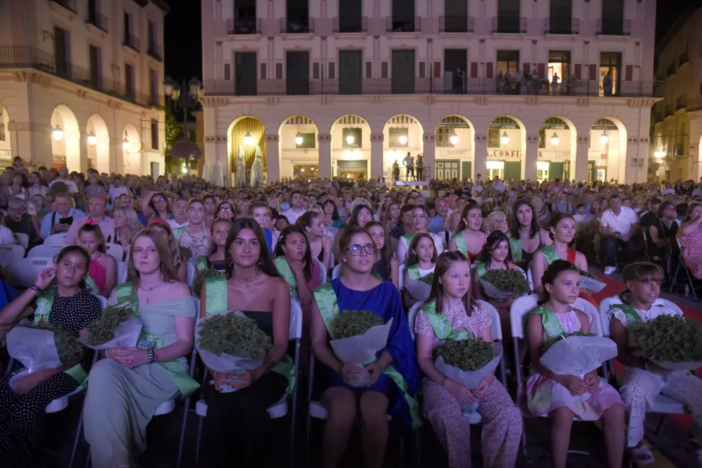 La plaza de López Allué estuvo de nuevo abarrotada para dar la bienvenida a las mairalesas y el mainate de las Fiestas de San Lorenzo 2024 de Huesca.