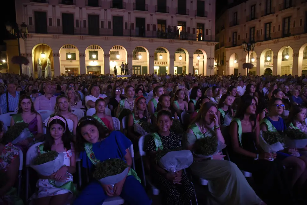 La plaza de López Allué estuvo de nuevo abarrotada para dar la bienvenida a las mairalesas y el mainate de las Fiestas de San Lorenzo 2024 de Huesca.