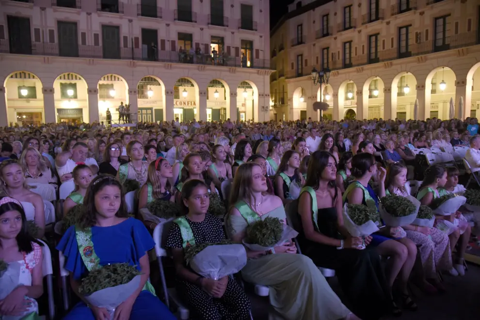 La plaza de López Allué estuvo de nuevo abarrotada para dar la bienvenida a las mairalesas y el mainate de las Fiestas de San Lorenzo 2024 de Huesca.