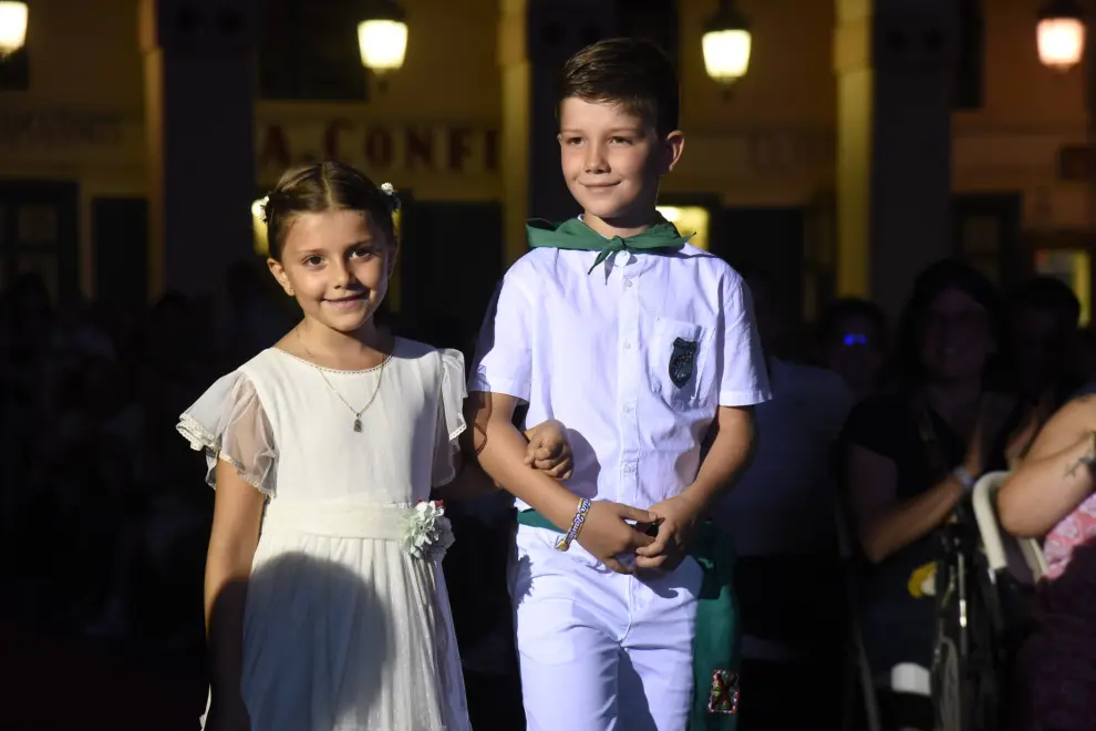 La plaza de López Allué estuvo de nuevo abarrotada para dar la bienvenida a las mairalesas y el mainate de las Fiestas de San Lorenzo 2024 de Huesca.