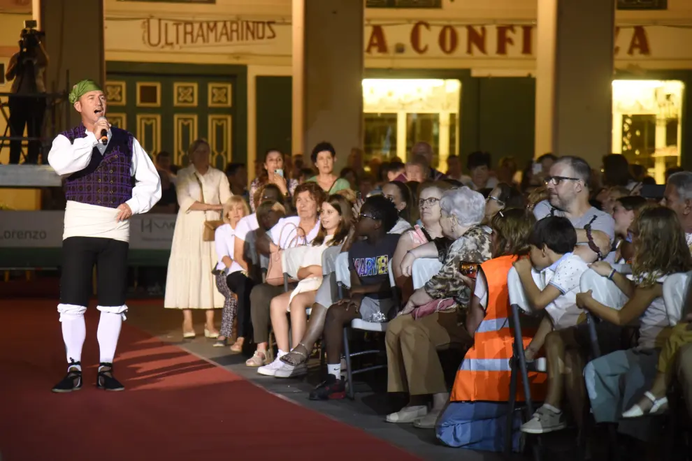 La plaza de López Allué estuvo de nuevo abarrotada para dar la bienvenida a las mairalesas y el mainate de las Fiestas de San Lorenzo 2024 de Huesca.