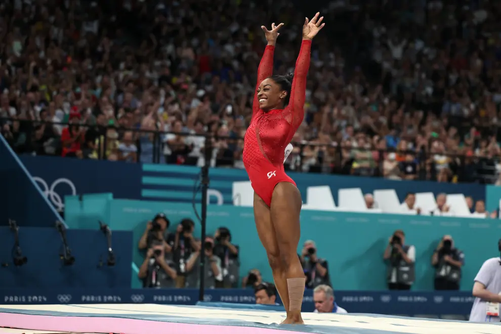 La estadounidense Simone Biles compite en la final femenina de salto de potro durante los Juegos Olímpicos de París 2024.