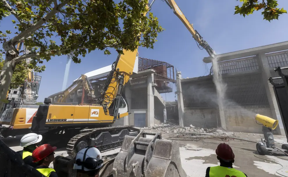 Comienza la demolición del Gol Sur del estadio de La Romareda.