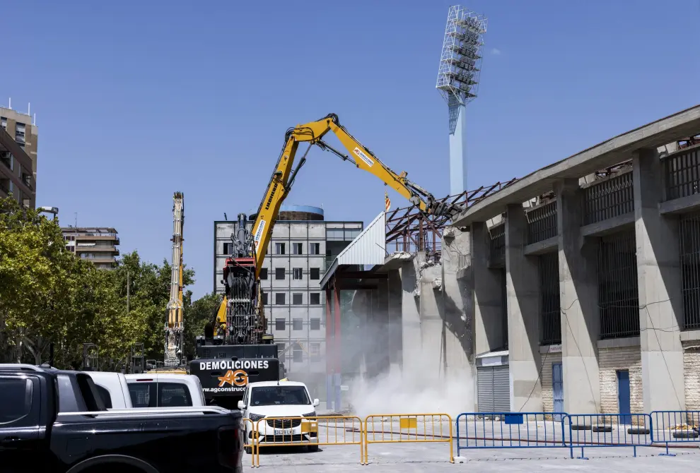 Comienza la demolición del Gol Sur del estadio de La Romareda.
