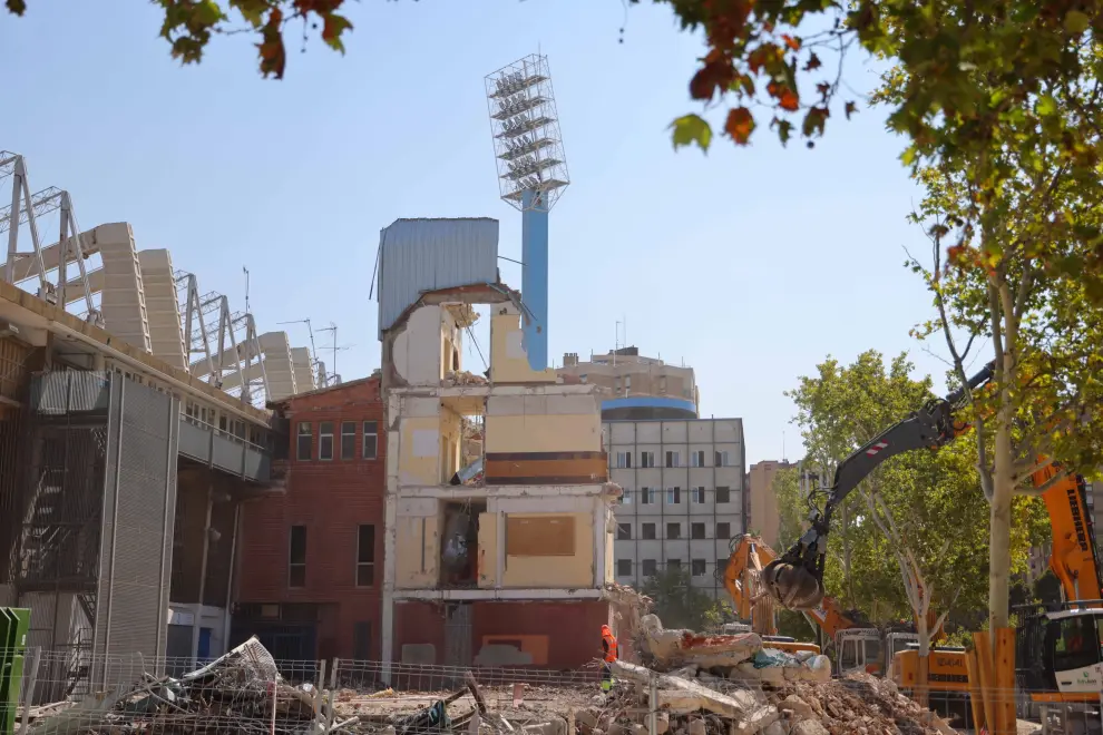 Comienza la demolición del Gol Sur del estadio de La Romareda.