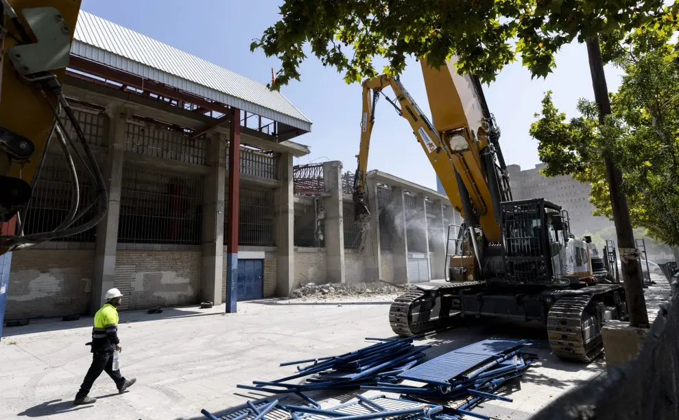 Comienza la demolición del Gol Sur del estadio de La Romareda.