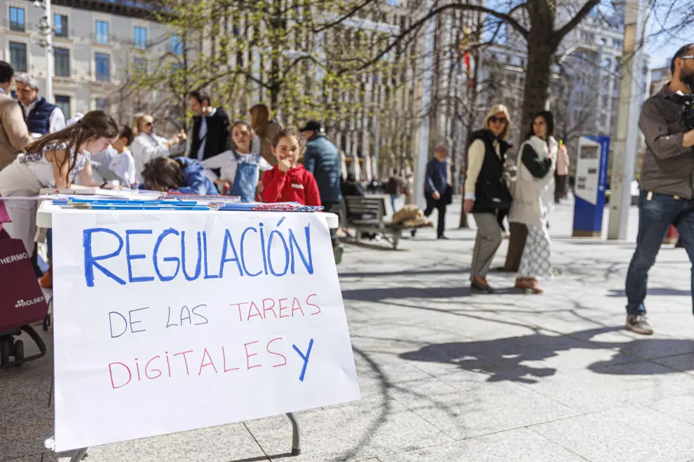 Concentración en Zaragoza del colectivo Salud Digital Aragón que reclaman la regulación del uso de pantalla en las aulas y la vuelta a los libros de texto