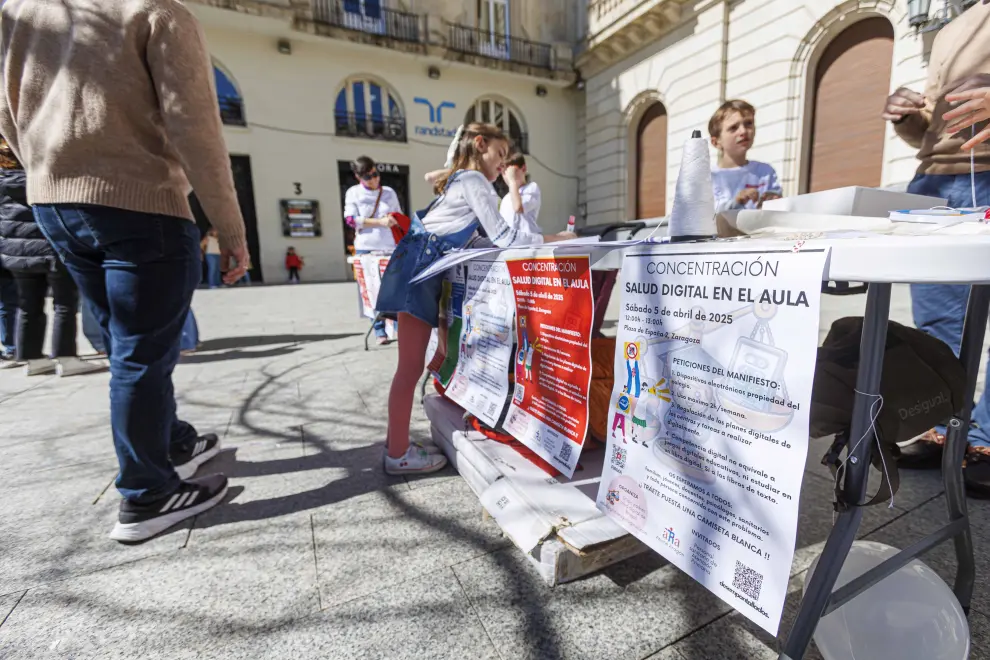Concentración en Zaragoza del colectivo Salud Digital Aragón que reclaman la regulación del uso de pantalla en las aulas y la vuelta a los libros de texto