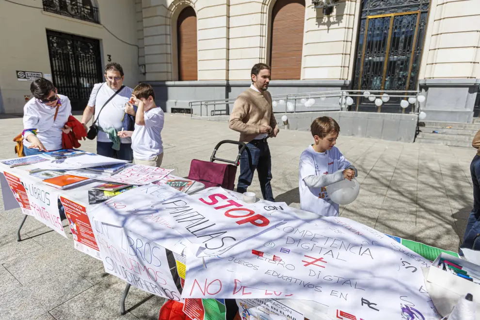 Concentración en Zaragoza del colectivo Salud Digital Aragón que reclaman la regulación del uso de pantalla en las aulas y la vuelta a los libros de texto