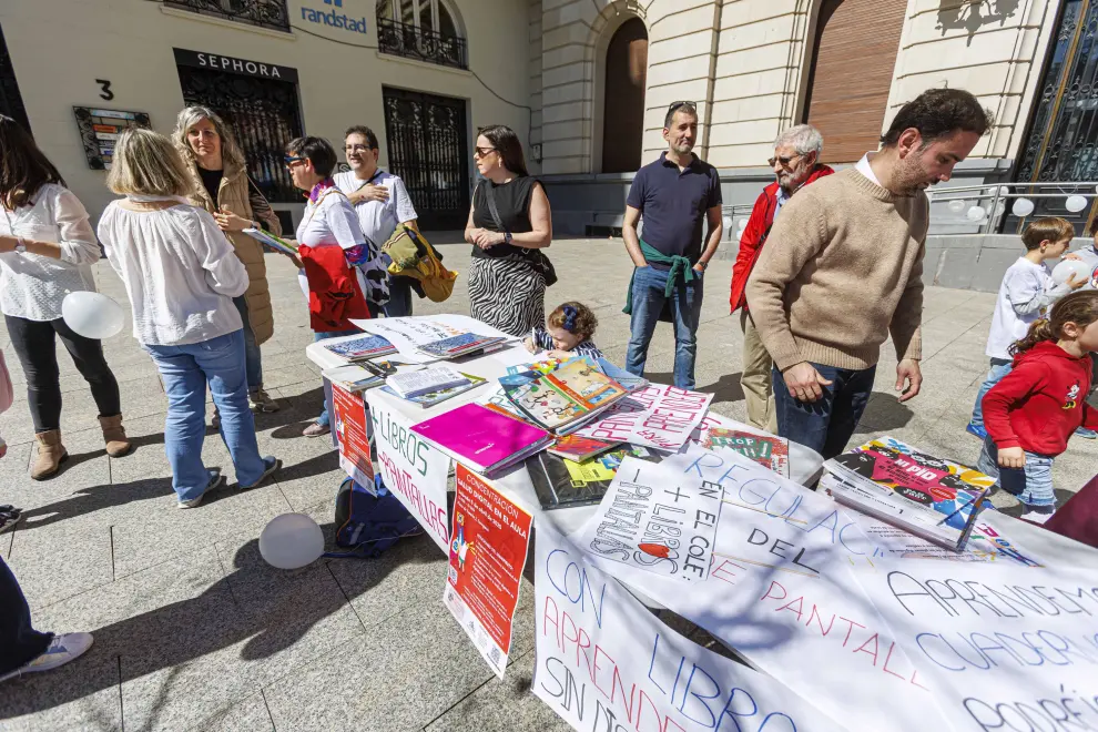 Concentración en Zaragoza del colectivo Salud Digital Aragón que reclaman la regulación del uso de pantalla en las aulas y la vuelta a los libros de texto