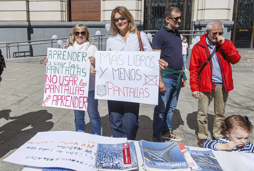 Concentración en Zaragoza del colectivo Salud Digital Aragón que reclaman la regulación del uso de pantalla en las aulas y la vuelta a los libros de texto