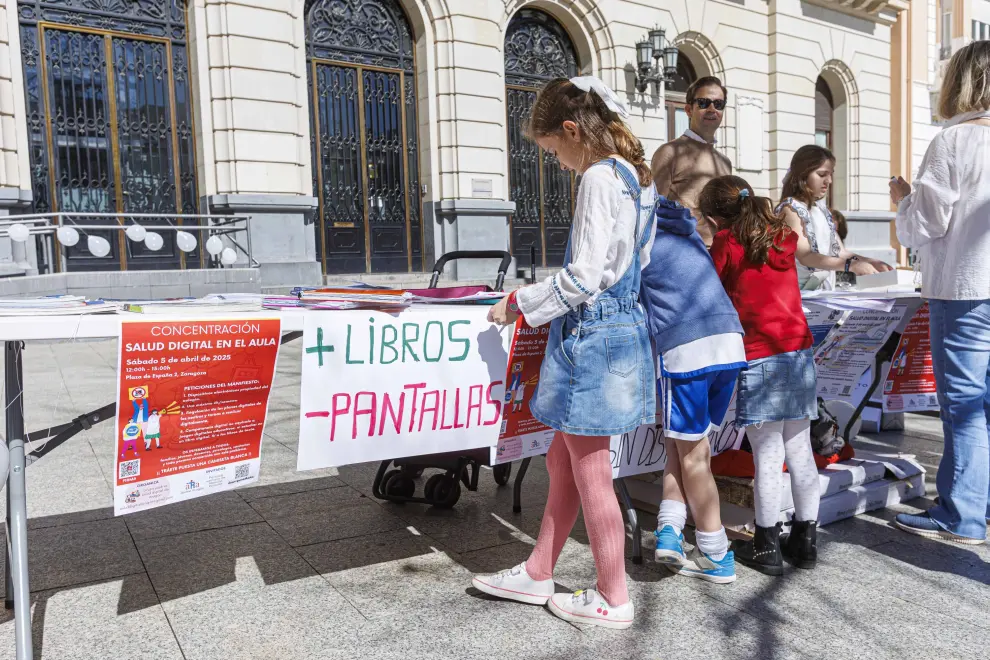 Concentración en Zaragoza del colectivo Salud Digital Aragón que reclaman la regulación del uso de pantalla en las aulas y la vuelta a los libros de texto