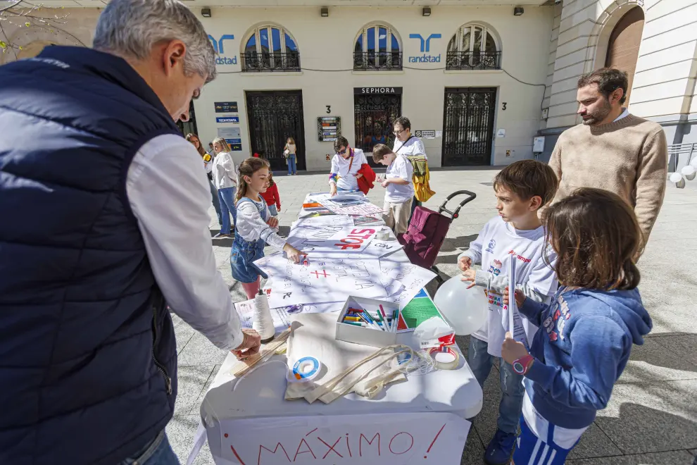 Concentración en Zaragoza del colectivo Salud Digital Aragón que reclaman la regulación del uso de pantalla en las aulas y la vuelta a los libros de texto