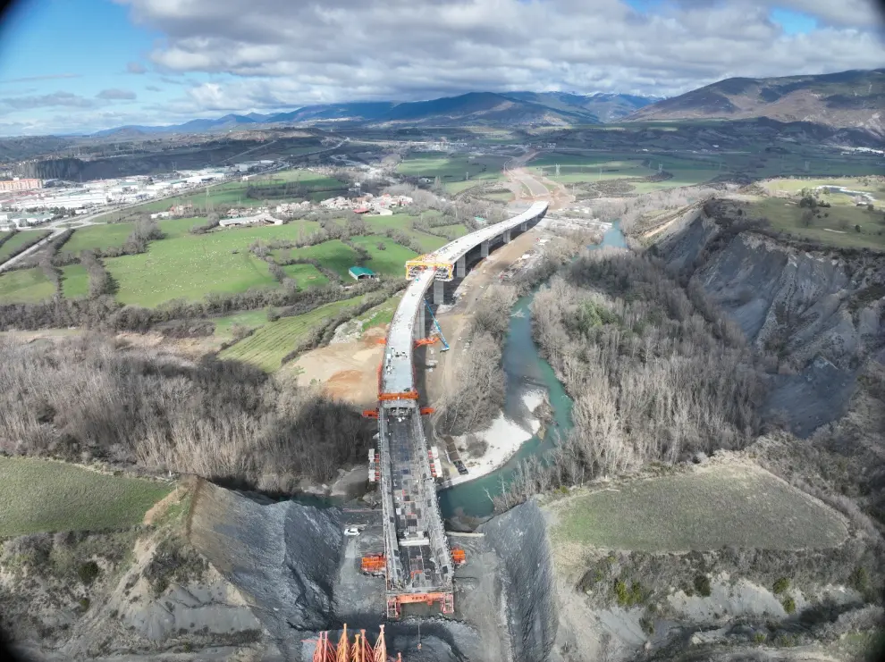 Panorámica del viaducto, con la última sección pendiente de hormigonar