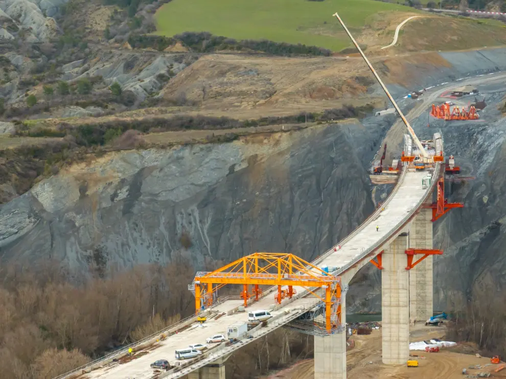 Construcción de los voladizos del viaducto mediante carros laterales que se desplazan por raíles