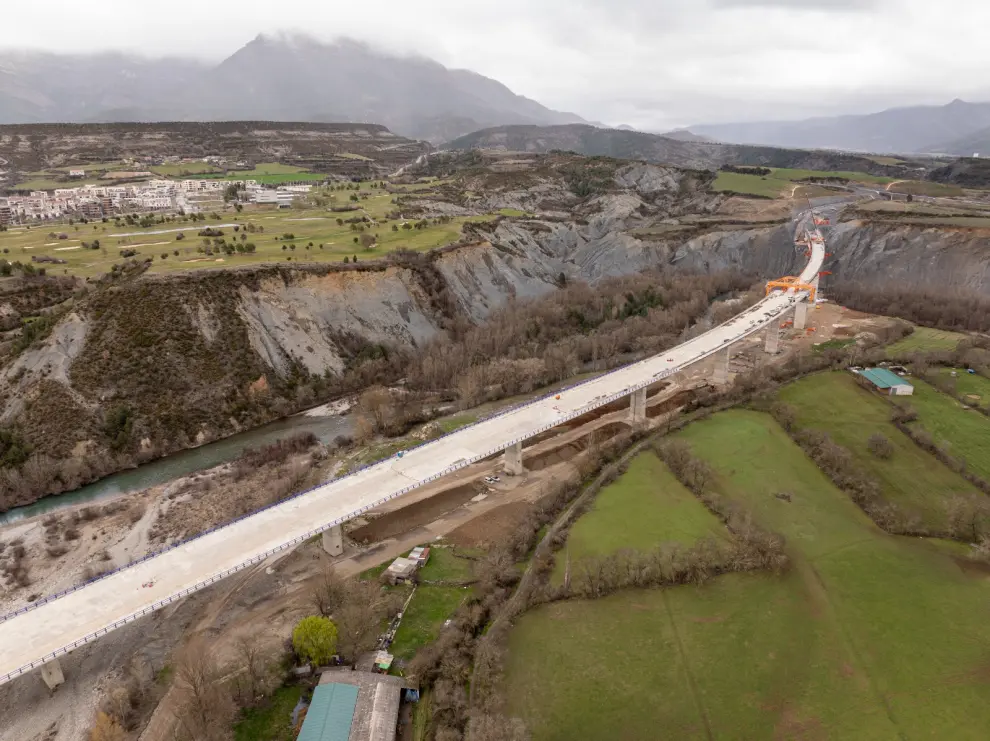 El tablero mide 934 metros, tiene una pendiente longitudinal del 5% y cuenta con curvas y peraltes
