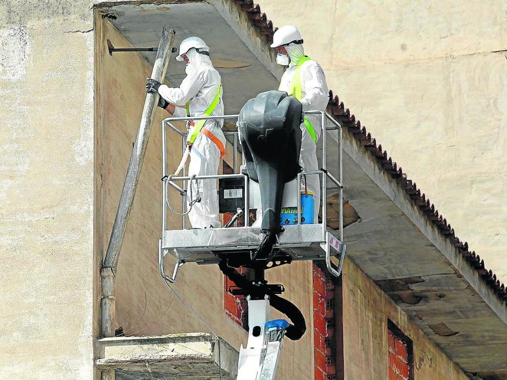 trabajadores retiran el amianto del cine avenida de huesca para su derribo / Foto Javier Blasco / 3-8-14