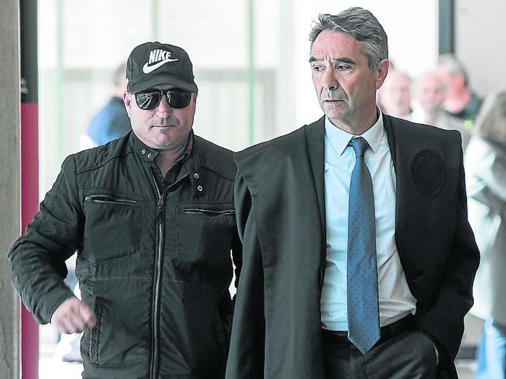 Catalin U., el miércoles, con su abogado, en la Audiencia Provincial.