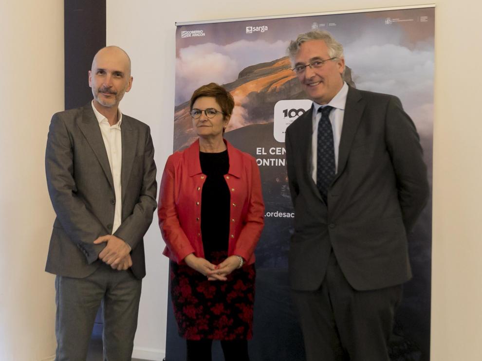 De izquierda a derecha, el director del documental, Pablo Lozano, la diputada provincial de Desarrollo Territorial, Maribel de Pablo, y el consejero de Desarrollo Rural, Joaquín Olona.