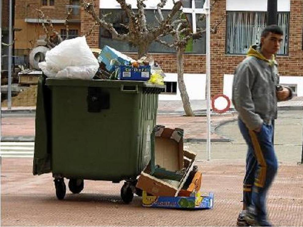 Los contenedores de Alcañiz rebosan de basura en muchas ocasiones.