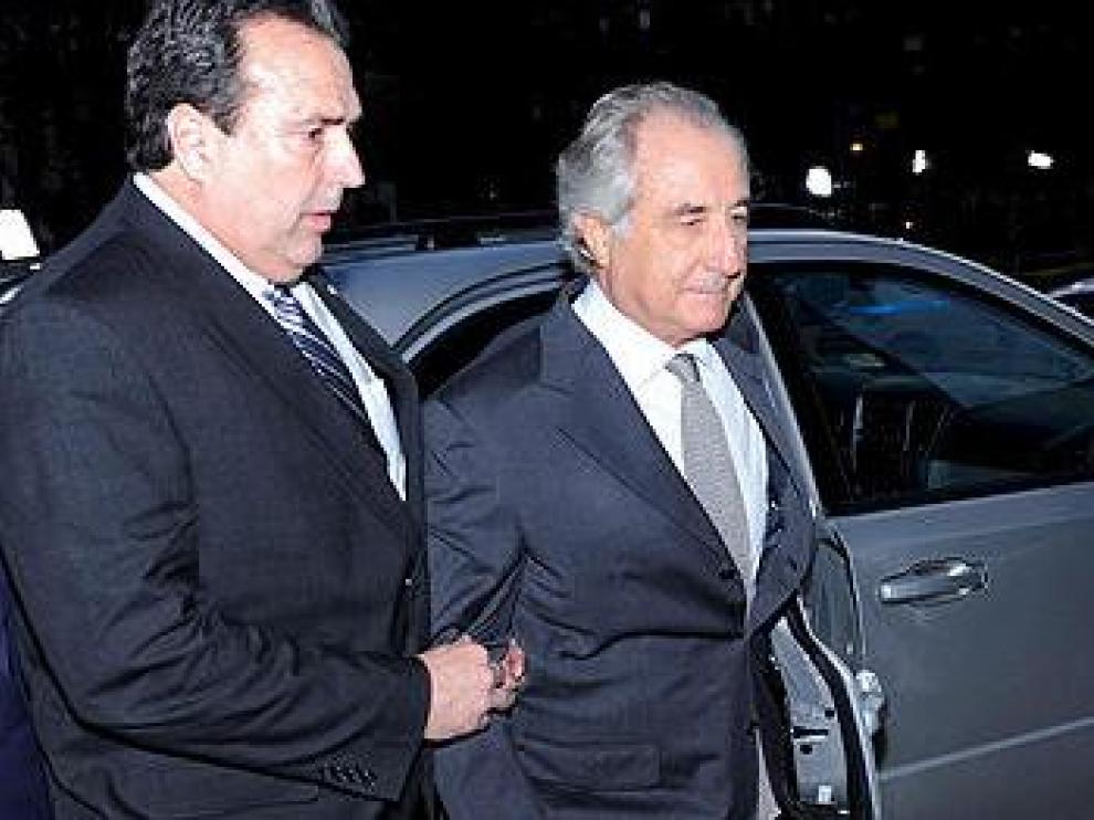 Madoff llegnado a un juzgado