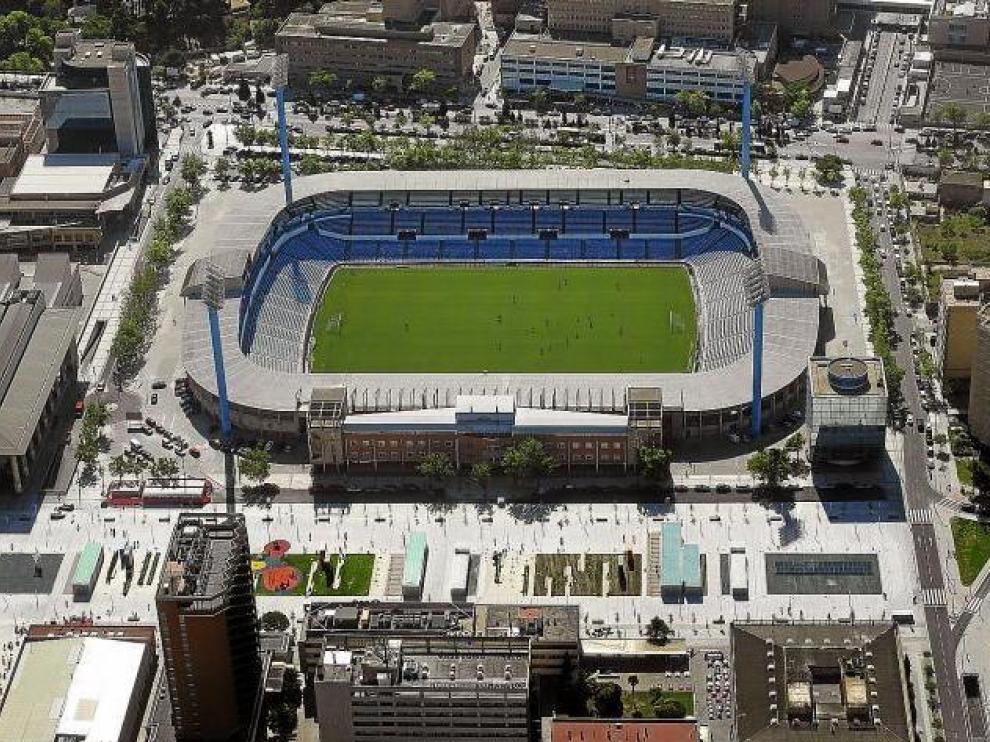 Vista aérea del campo de fútbol de la Romareda, que sigue a la espera de su sustitución por un nuevo estadio en San José.