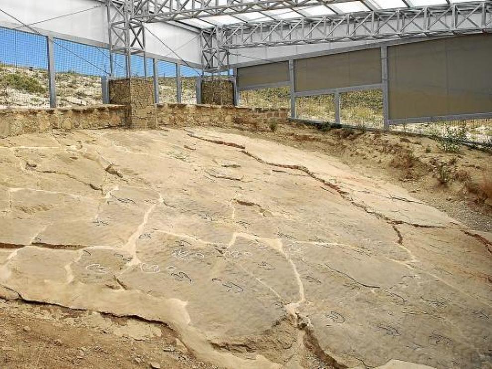 El contorno de las huellas fósiles de dinosaurio de Las Cerradicas, marcado con líneas blancas y negras.