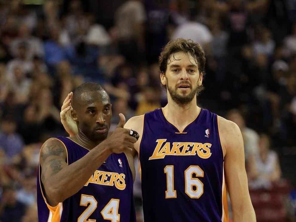 Kobe Bryan y Pau Gasol celebran la victoria de los Lakers ante Sacramento