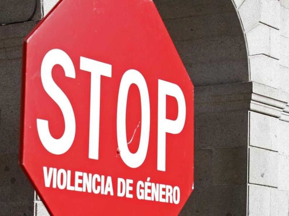 El ganador del Tour de Francia 2008, Carlos Sastre, durante la lectura de un manifiesto en contra de la violencia de género