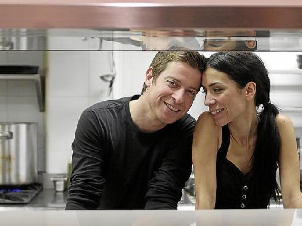 Manu Baqueiro e Itziar Miranda, ayer, entre los fogones del restaurante La Scala de Zaragoza.