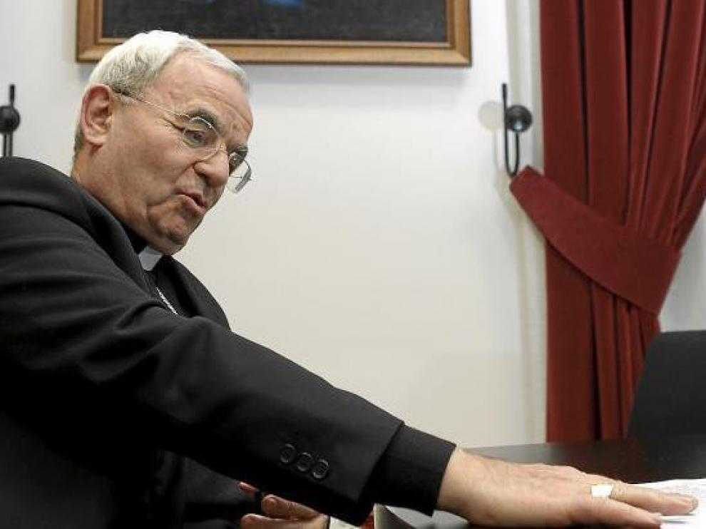 El nuncio apostólico en España, Renzo Fratini, ayer, en el palacio arzobispal de Zaragoza.