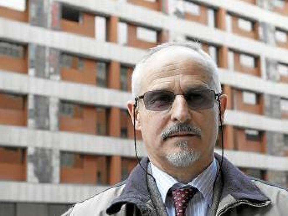 Juan Ramón Vigón, delante del hotel Corona.